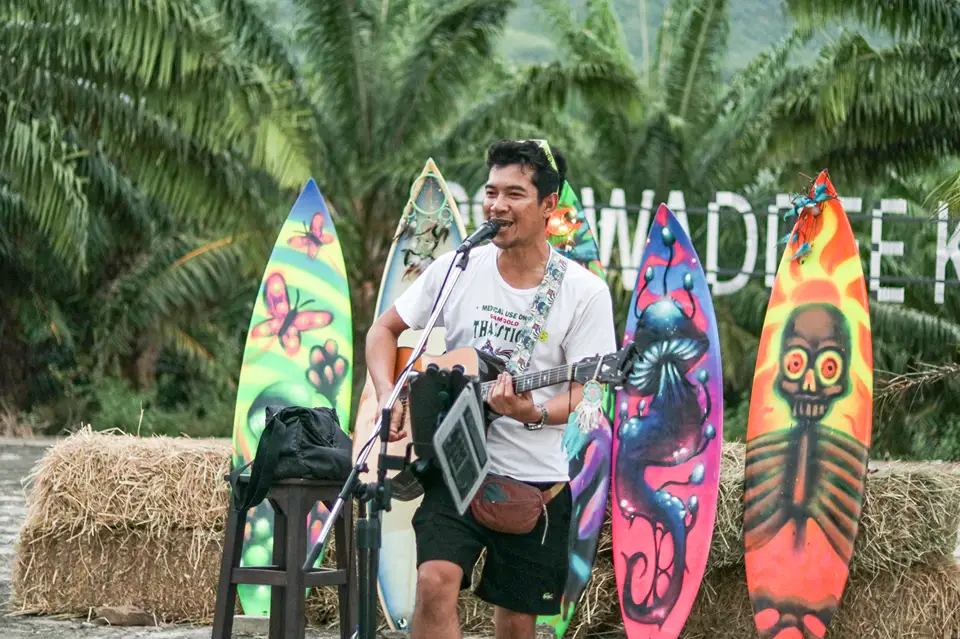 นักร้องสด Sir Riff Keys